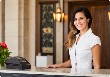 recepcionista sonriendo mientras atiende