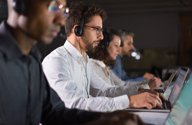 operador de call center atendiendo telefonicamente a un cliente