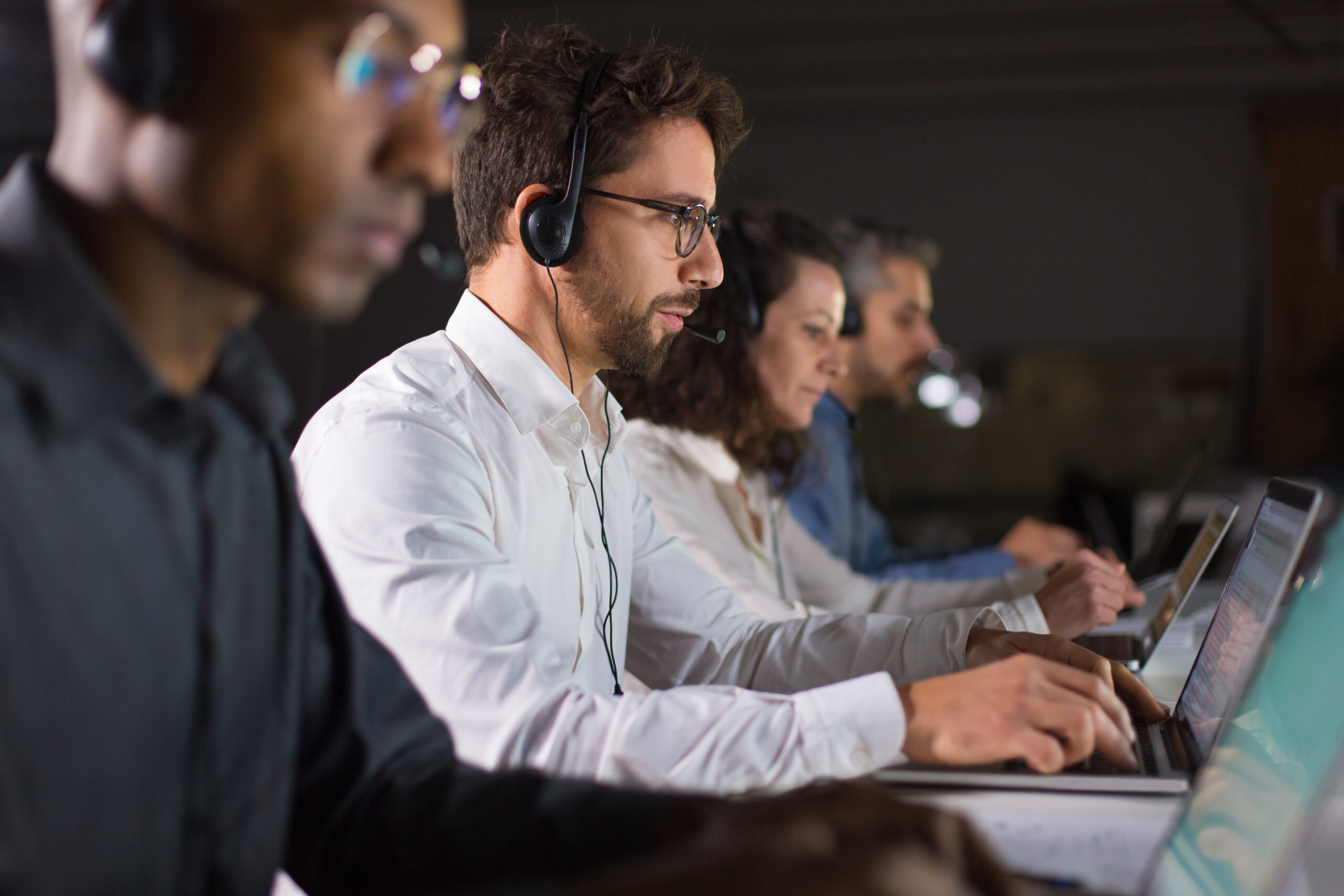 operador de call center atendiendo telefonicamente a un cliente