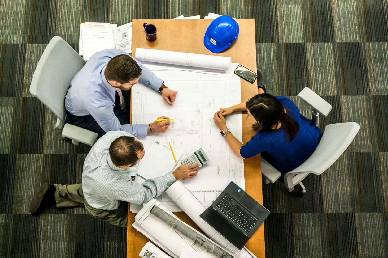 reunión sobre las estrategias de outsourcing en la empresa